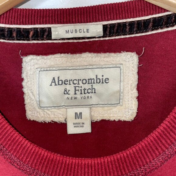Abercrombie & Fitch Mens Muscle T-Shirt Red Crew Neck Spell Out Textured - Picture 2 of 9